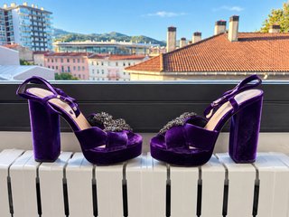 Sandalias terciopelo morado lazo joya