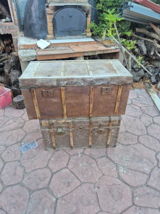 Baúl antiguo de madera y metal