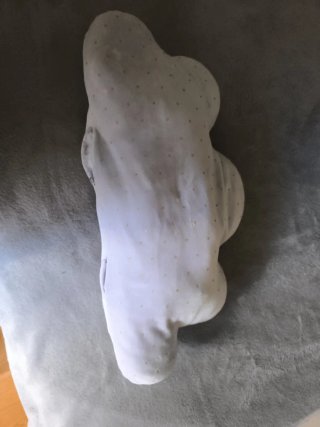 Cojín bebé nube blanco con topos dorados