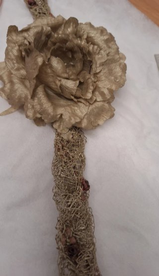 Tocado flor oro viejo