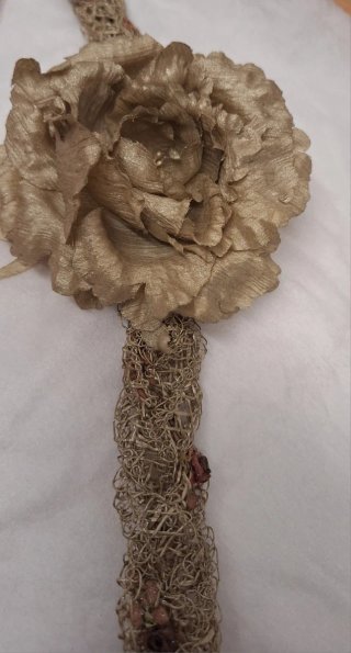 Tocado flor oro viejo