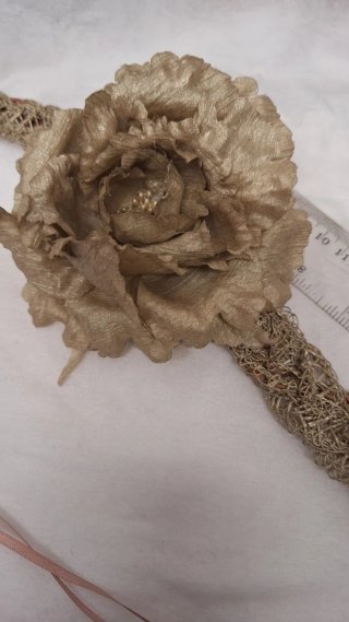 Tocado flor oro viejo