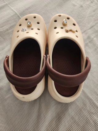 Zuecos beige y marrón con adornos