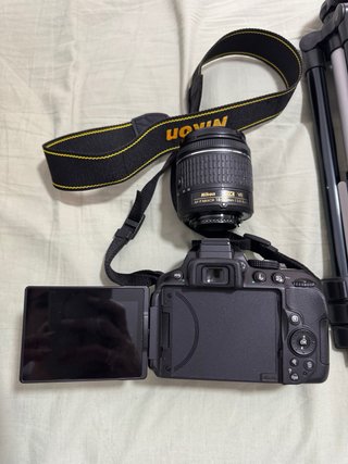 Nikon D5300 + Lente 18-55 VR + Accesorios