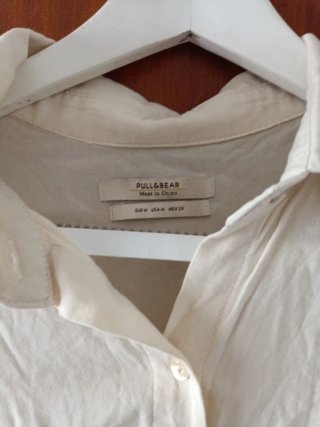 Camisa sin mangas y camisa beige