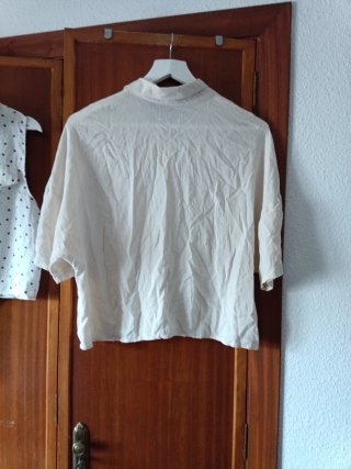 Camisa sin mangas y camisa beige