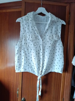 Camisa sin mangas y camisa beige