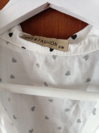 Camisa sin mangas y camisa beige