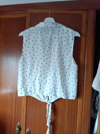 Camisa sin mangas y camisa beige