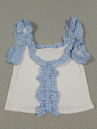 Blusa blanca con volantes de cuadros