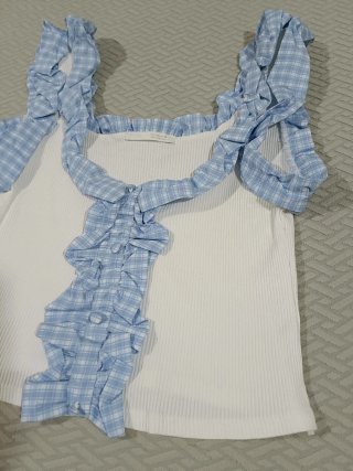 Blusa blanca con volantes de cuadros