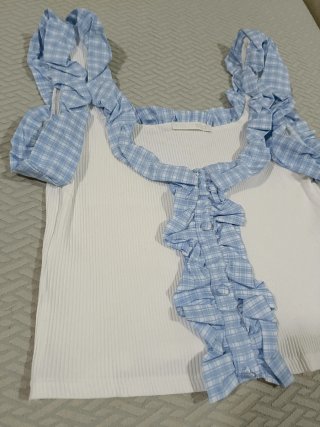 Blusa blanca con volantes de cuadros