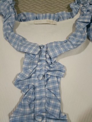 Blusa blanca con volantes de cuadros