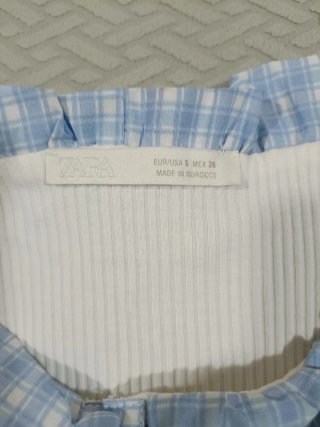 Blusa blanca con volantes de cuadros