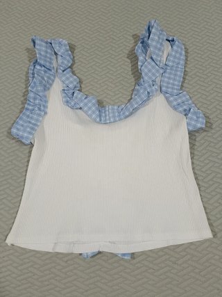 Blusa blanca con volantes de cuadros