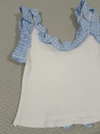 Blusa blanca con volantes de cuadros
