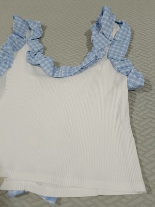 Blusa blanca con volantes de cuadros