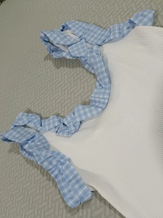 Blusa blanca con volantes de cuadros