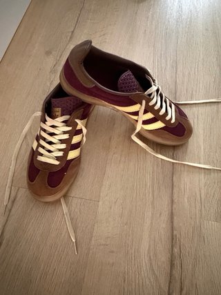 Zapatillas Adidas Marrones y Rojas