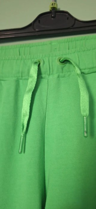 Pantaloni sportivi Puma verdi con dettagli viola