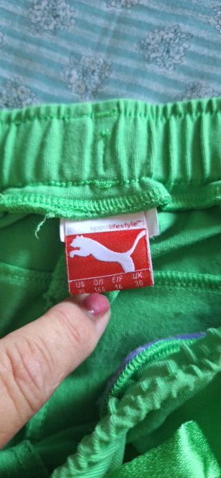 Pantaloni sportivi Puma verdi con dettagli viola