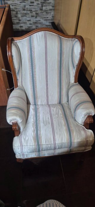 Butaca de tela con detalles en madera