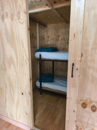 Cabaña de Lona tipo Bell Tent interior madera