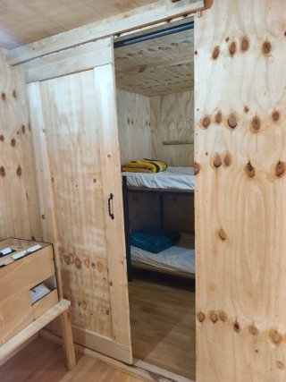 Cabaña de Lona tipo Bell Tent interior madera