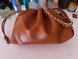 Bolso Loewe de piel marrón con cadena dorada