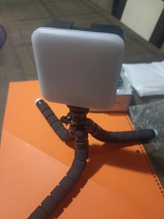 Luz LED AY-49J con pinza y trípode