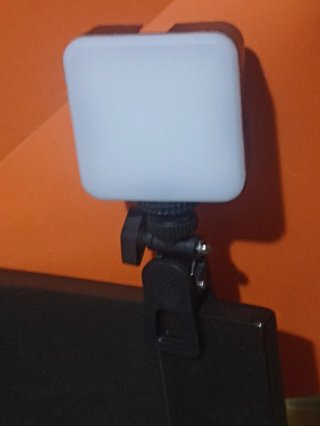 Luz LED AY-49J con pinza y trípode