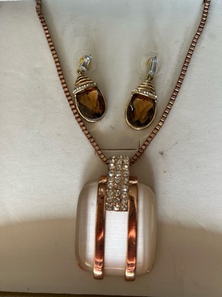 Conjunto collar y pendientes rosa dorado
