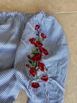 Blusa Hollister Talla S Rayas Flores Rojas