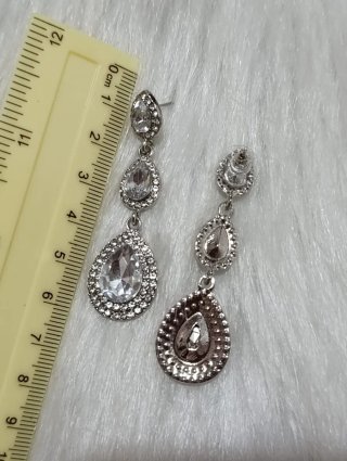 Orecchini lunghi argentati con strass