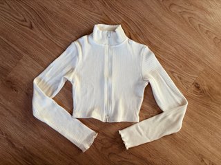 Top blanco canalé con cremallera