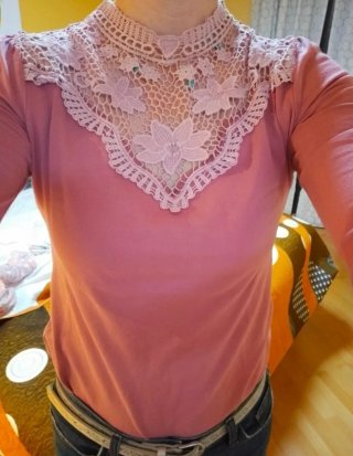 Camiseta rosa con cuello de encaje