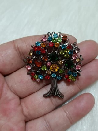 Broche árbol de la vida con piedras multicolor