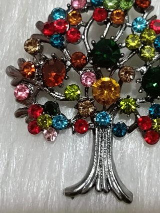 Broche árbol de la vida con piedras multicolor