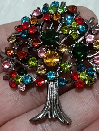 Broche árbol de la vida con piedras multicolor