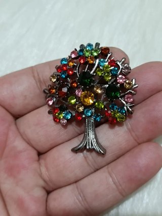 Broche árbol de la vida con piedras multicolor