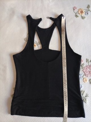 Top Kartika nero con paillettes scollo americano