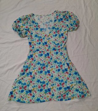 Vestido floral cruzado