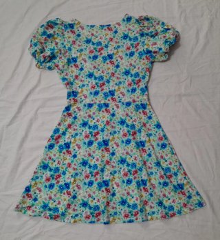 Vestido floral cruzado