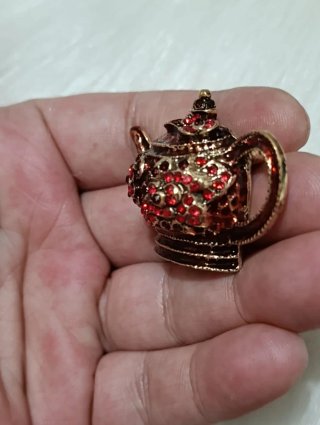 Broche Tetera Roja y Dorada con Pedrería