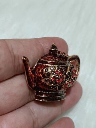 Broche Tetera Roja y Dorada con Pedrería