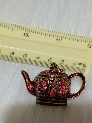 Broche Tetera Roja y Dorada con Pedrería