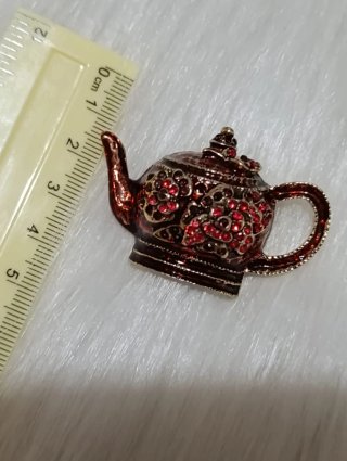 Broche Tetera Roja y Dorada con Pedrería