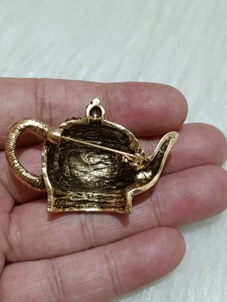Broche Tetera Roja y Dorada con Pedrería