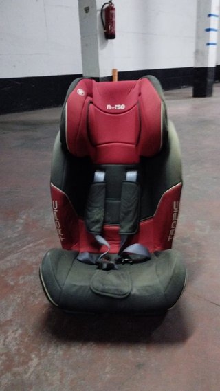 Silla coche niño. Elevador con respaldo .
