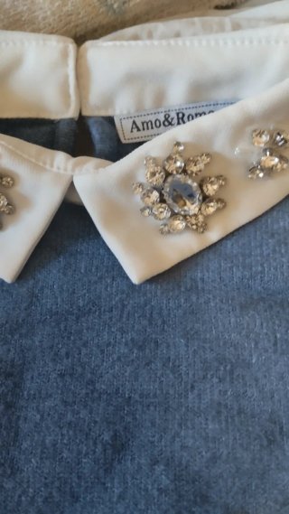 Camisola azul com colar e brilhos